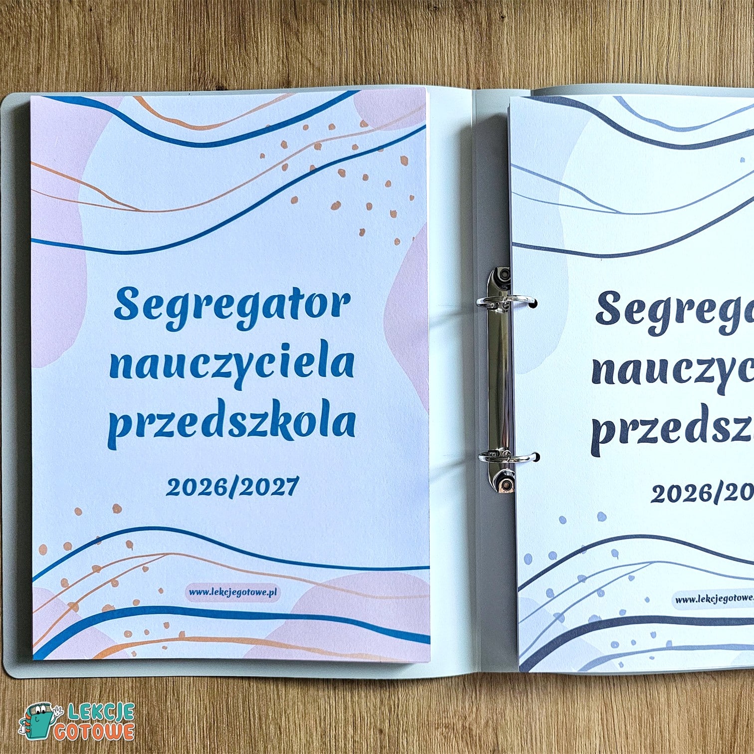 Segregator nauczyciela przedszkola - otwarty na biurku
