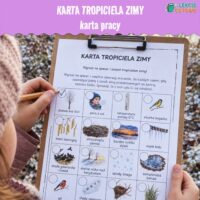 dziecko na spacerze z kartą tropiciela zimy